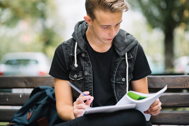 Konzentrierter Mann, der draußen studiert