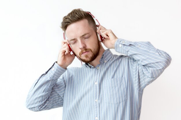 Konzentrierter Mann hört Musik im Kopfhörer