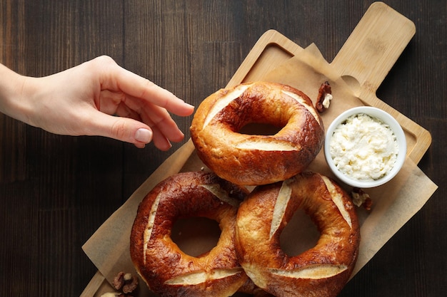 Konzept der Draufsicht des schmackhaften Lebensmittelbagels