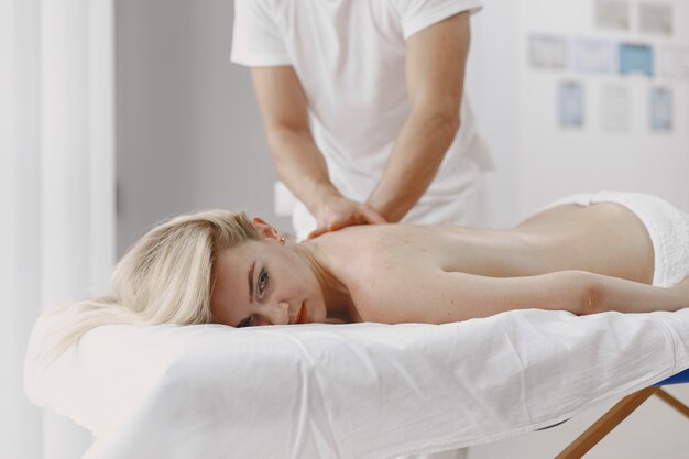 Konzept der Gesundheitsversorgung und der weiblichen Schönheit. Masseurinnen machen eine Massage von einem Mädchen. Frau in einem Spa-Salon.