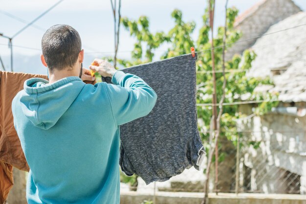 Konzept der hängenden Kleidung zum Trocknen im Garten