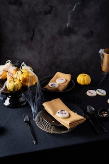 Konzept der halloween-party mit handgemachtem cooke auf dem dunklen tavle