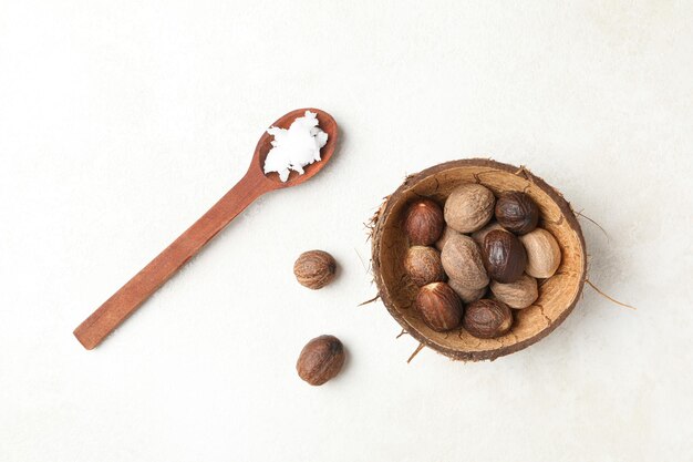 Konzept der Hautpflegekosmetik Sheabutter Draufsicht