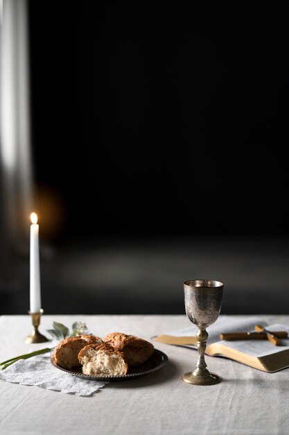 Konzept der heiligen Kommunion mit Eucharistie und Bibel