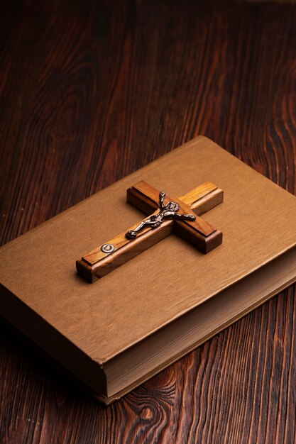 Konzept der heiligen Kommunion mit Kreuz