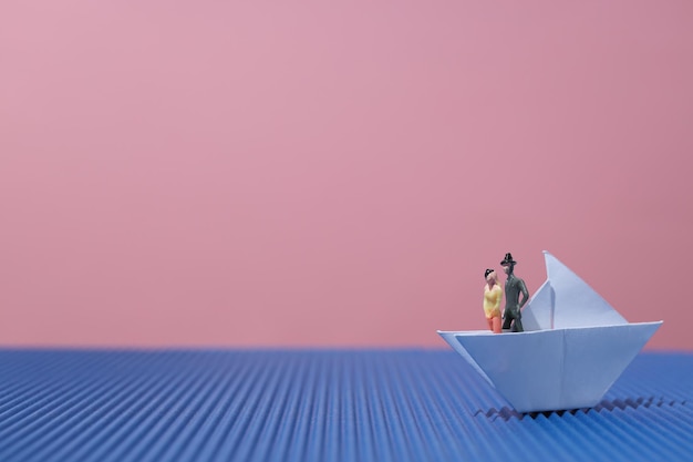 Kostenloses Foto konzept der reise und des abenteuers mit papierboot
