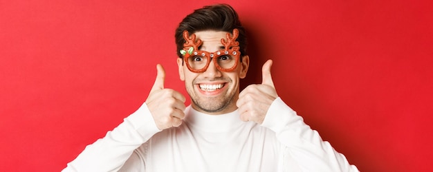 Konzept der Winterferien, Weihnachten und Feier, Nahaufnahme eines aufgeregten, gutaussehenden Mannes in Partybrille ...