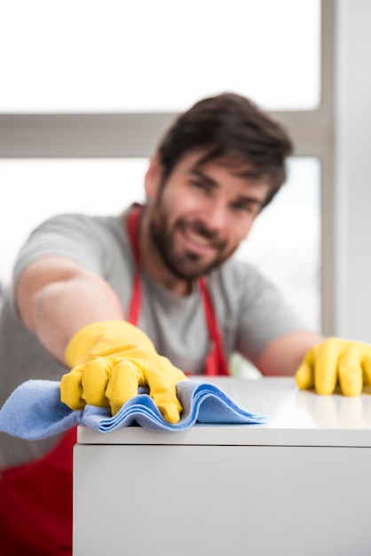 Kostenloses Foto konzept des mannes sein haus säubernd