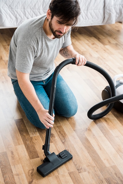 Konzept des Mannes sein Haus säubernd