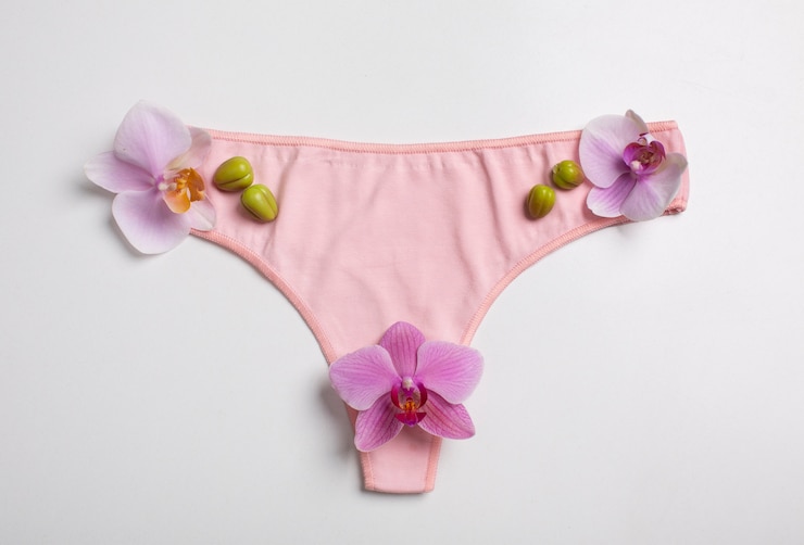 Kostenlose Foto konzept des weiblichen fortpflanzungssystems mit blumen