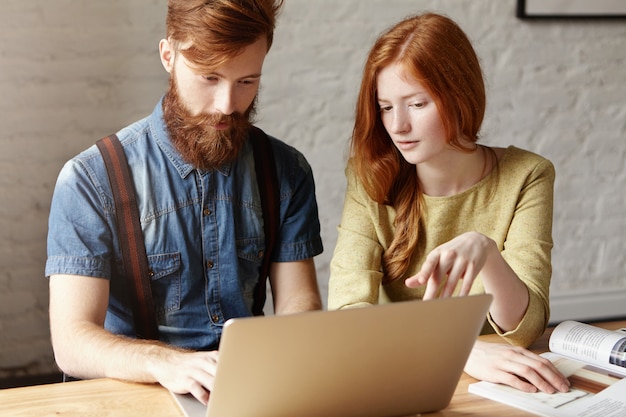 Konzept für Teamarbeit und Zusammenarbeit. Zwei Studenten arbeiten gemeinsam an einem gemeinsamen Projekt mit einem Laptop.