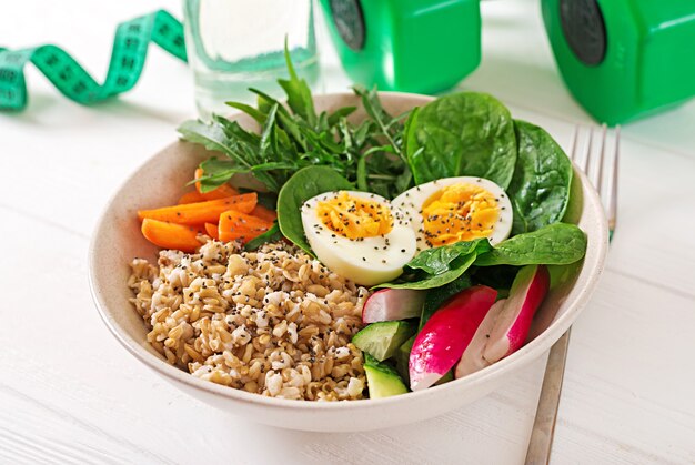 Konzept gesunde Ernährung und Sport Lebensstil. Vegetarisches Mittagessen. Gesundes Frühstück. Richtige Ernährung.