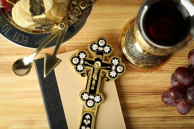 Konzept oder zusammensetzung der eucharistie mit verschiedenen accessoires Premium Fotos