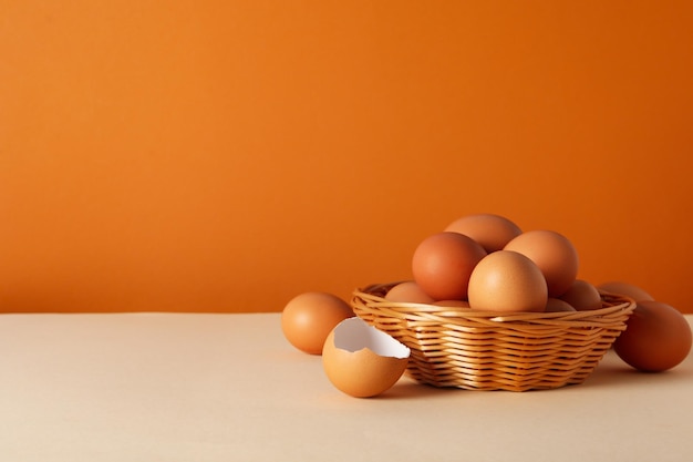 Konzept von frischen und natürlichen Eiern aus landwirtschaftlichen Produkten Platz für Text