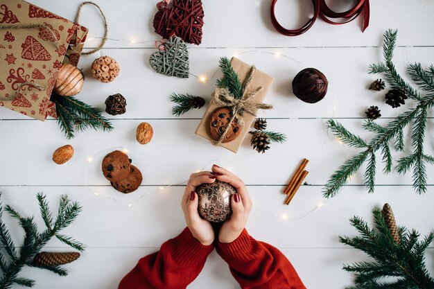 Konzept von Weihnachtsartikeln auf einem weißen Holztisch.