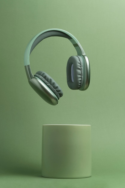 Kopfhörer mit minimalistischem monochromem Hintergrund