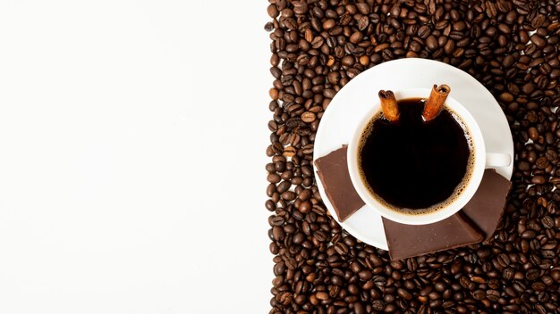 Kopieren Sie den Kaffeekopfen mit Kaffeebohnen