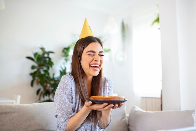 Kopieren Sie die Raumaufnahme einer fröhlichen jungen Frau, die mit einem Freund über einen Videoanruf eine Geburtstagsfeier feiert Sie macht einen feierlichen Toast mit einem Glas Weißwein in Richtung Laptop-Kamera