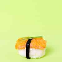 Kostenloses Foto kopieren sie frisches sushi mit lachs