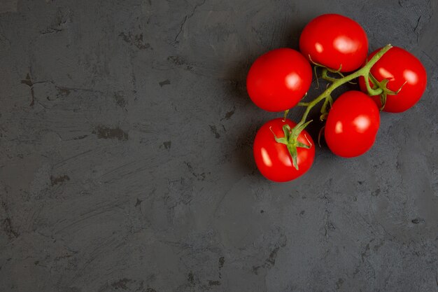 Kopieren Sie Platz Bündel von fünf Tomaten auf schwarz