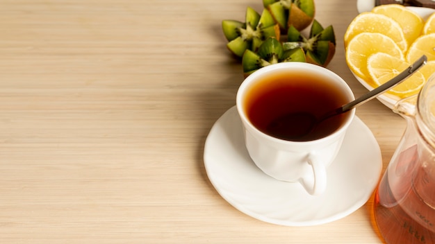 Kopieren Sie Raum Tasse Tee Anordnung auf normalem Hintergrund