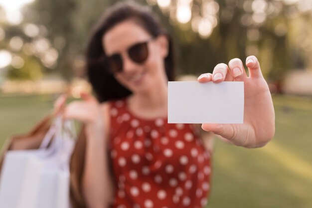 Kopieren Sie Raumbanner und verschwommene Frau