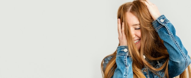 Kopieren Sie Raumfrau mit den Händen im Haar