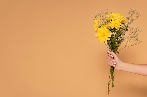 Kopieren Sie Raumfrauenhand mit Blumen