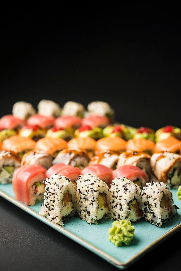 Kostenlose Foto kopierraum für frisches sushi-sortiment