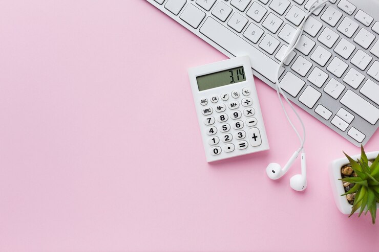 Kostenlose Foto kopierraum für tastatur und taschenrechner