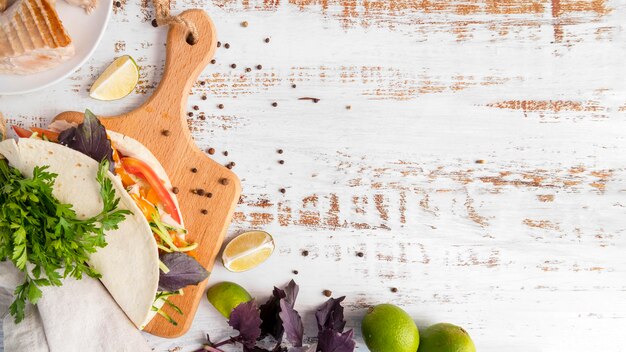 Kopierraum Holzbrett mit Kebab Wrap