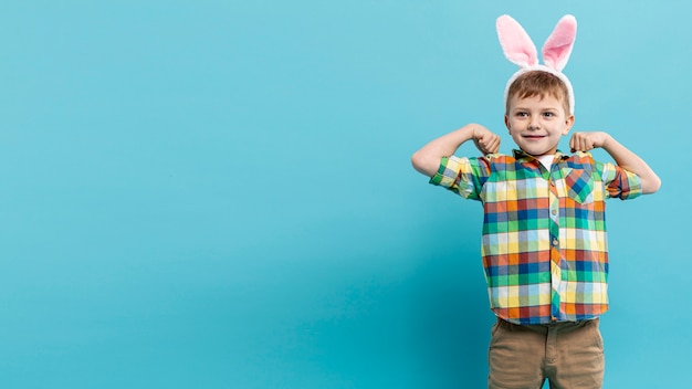 Kostenloses Foto kopierraum kleiner junge mit hasenohren