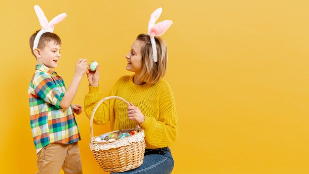 Kostenloses Foto kopierraum mutter und sohn mit bemalten eiern