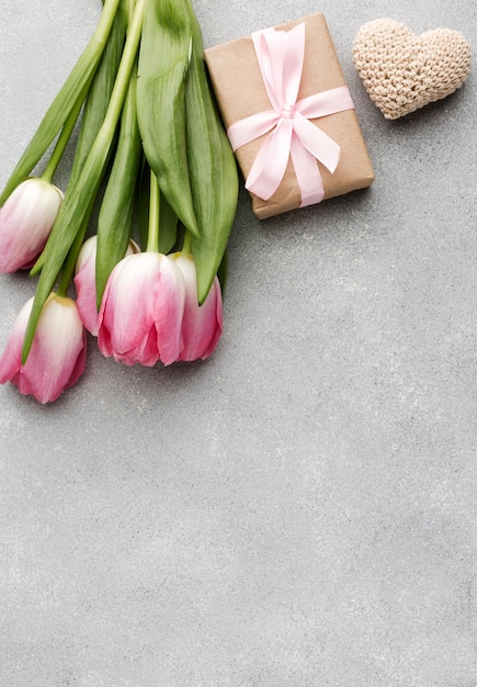 Kopierraum tulpen und geschenk