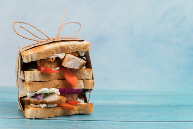 Kopierraumgepackte Sandwiches auf dem Tisch