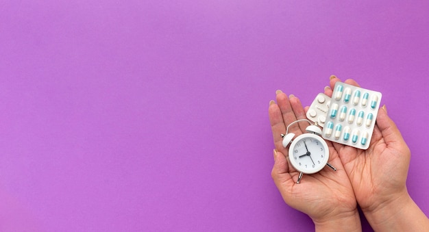 Kostenloses Foto kopierraumzeiger mit uhr und pillen