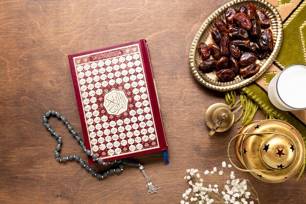 Koran und Gebetsperlen auf Holztisch