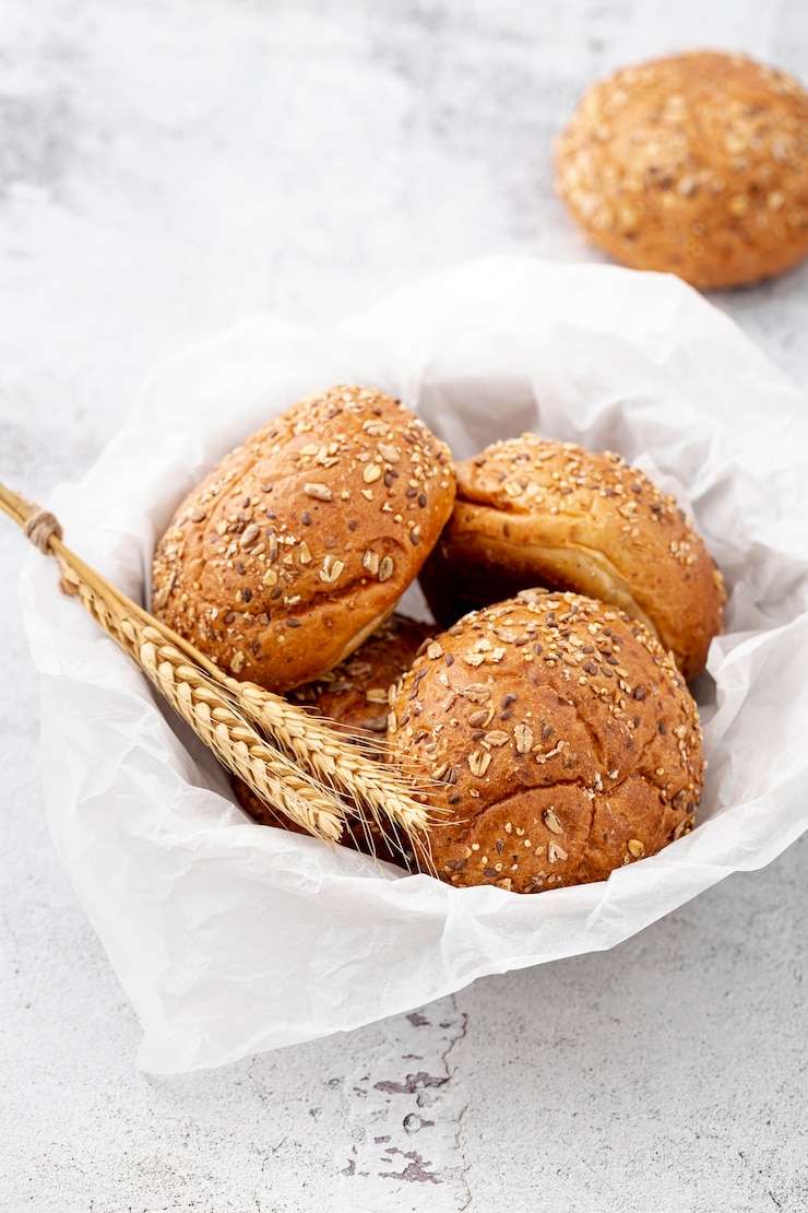 Kostenlose Foto korb mit der serviette voll von gebackenen brötchen