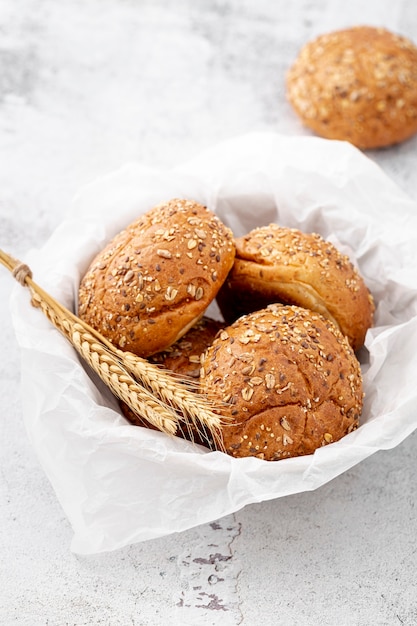 Korb mit der Serviette voll von gebackenen Brötchen