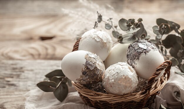 Korb mit Eiern und getrockneten Blumen. Eine originelle Idee zum Dekorieren von Ostereiern.