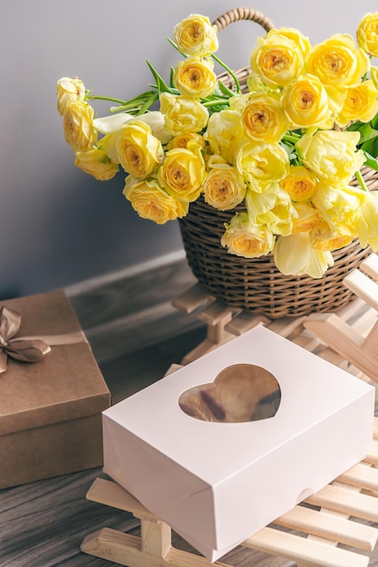 Korb mit gelben blumen und geschenkbox-kopienraum