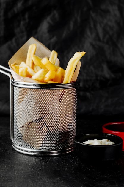 Kostenloses Foto korb mit pommes frites, serviert mit mayonnaise