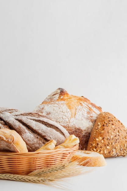 Korb mit Sortiment von Brot und Gebäck