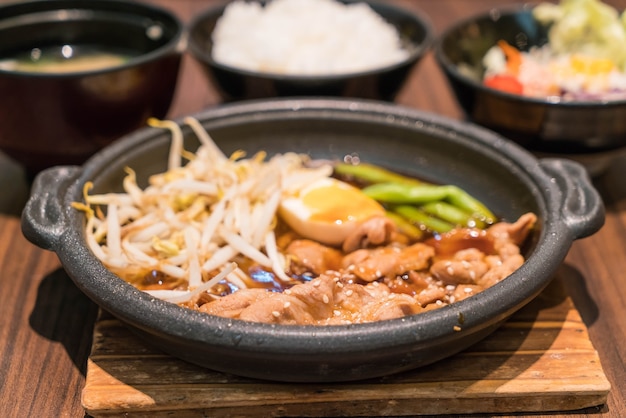 Koreanisch würzig BBQ Schweinefleisch serviert auf einer heißen Platte