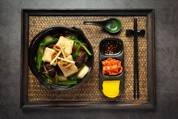 Koreanischer Fischkuchen und Gemüsesuppe auf Tisch