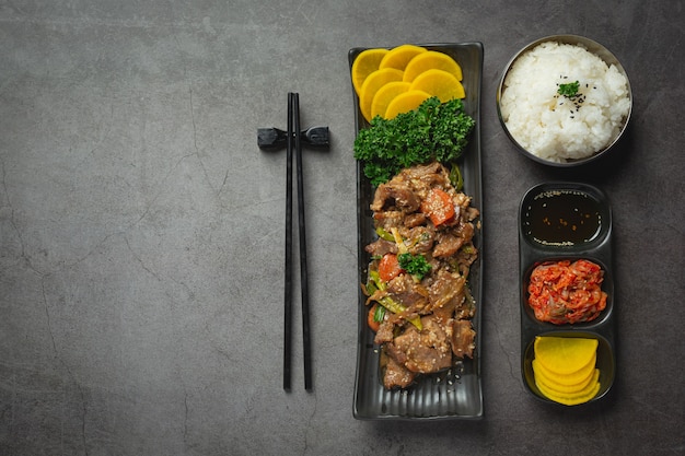 Koreanisches Essen Bulgogi oder marinierter Rindfleischgrill servierfertig