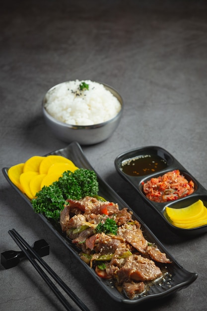 Koreanisches Essen Bulgogi oder marinierter Rindfleischgrill servierfertig
