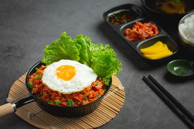 Koreanisches Essen. gebratener Reis mit Kimchi mit Spiegelei servieren