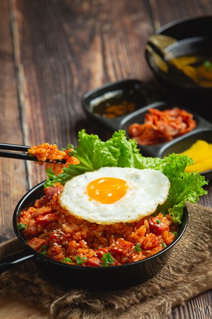 Koreanisches Essen. gebratener Reis mit Kimchi mit Spiegelei servieren