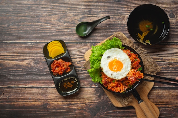 Kostenloses Foto koreanisches essen. gebratener reis mit kimchi mit spiegelei servieren